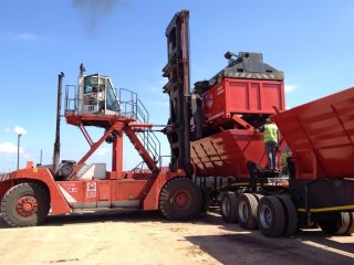 BOTTOM DISCHARGE  The Rocket Rail loading system, the first of its kind in South Africa, discharges its content from the bottom