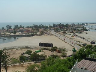 BAIA DE LUANDA To enable sustainable environmental repairs of the bay, the civil infrastructure on land also had to be repaired to prevent pollution from recurring