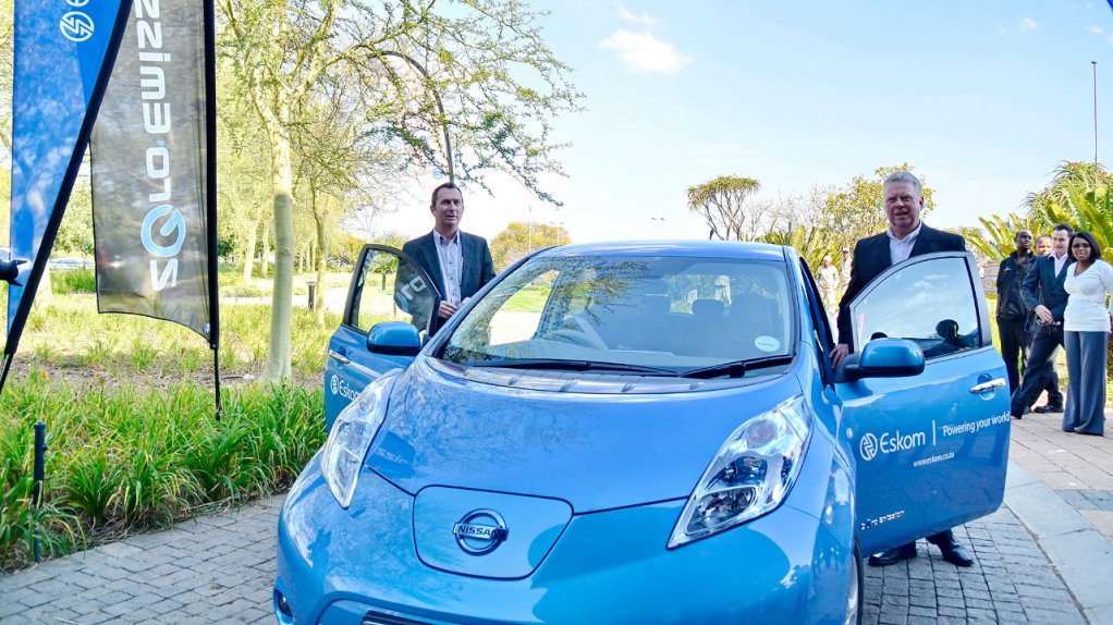 Barry MacColl and Johan Kleynhans with the Nissan Leaf