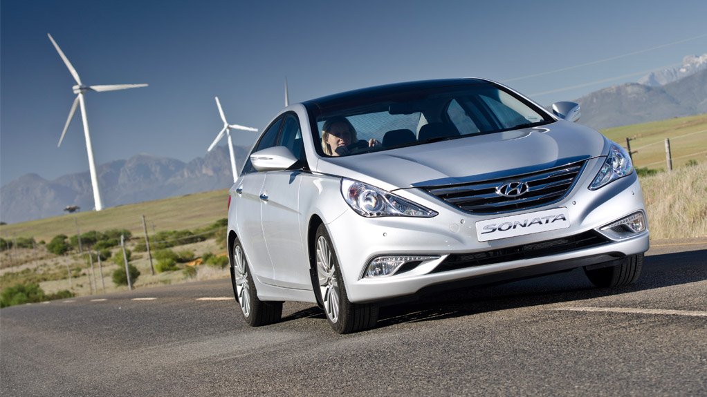 STYLE AND FUEL EFFICIENCYThe new 2.4 l gasoline direct injection engine of the Hyundai Sonata Elite automatic not only raises the maximum power output significantly from 131 kW to 148 kW but also creates a smooth and fuel-efficient drivetrain match