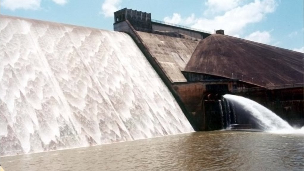 TZANEEN DAM WALL
The raising of the Tzaneen dam by three metres will increase its storage capacity from 157-million cubic metres to 200-million cubic metres