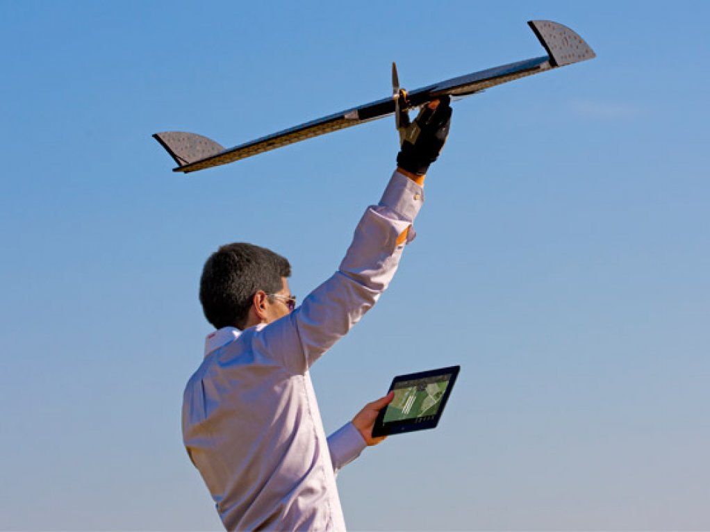 LA300The drone is used for surface and raw materials volume calculations in openpit mines and has a range of up to 15 km at speeds of 20 km/h to 80 km/h