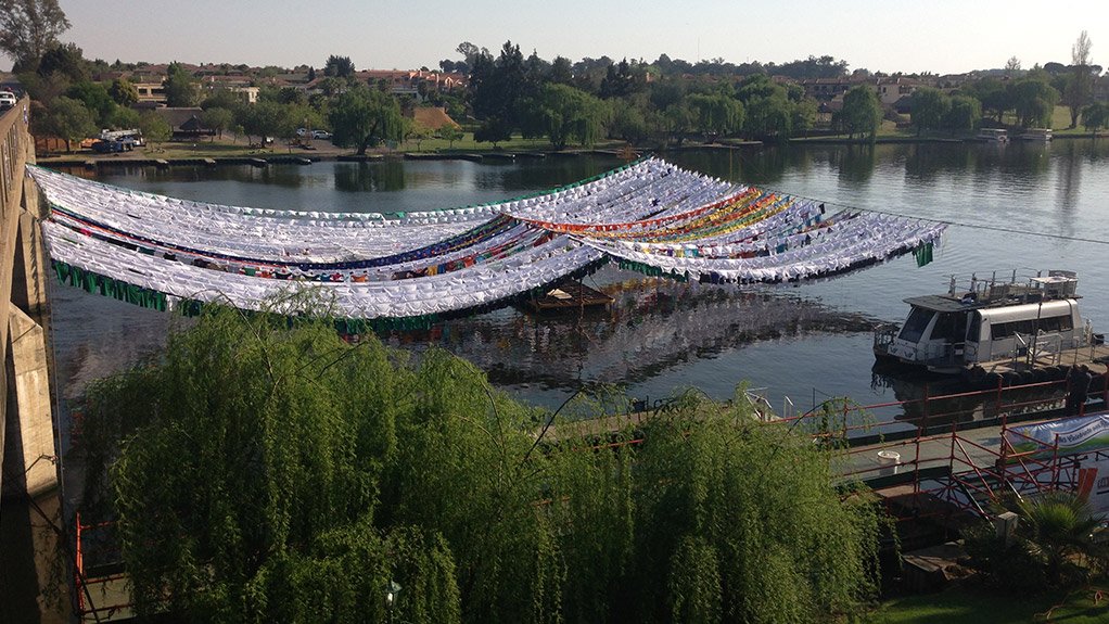A RECORD-BREAKING FEATSpearheaded by structural engineering company Trinamics Structures, a host of engineering companies from the Vaal Triangle constructed world’s longest washing line over a body of water in aid of charity