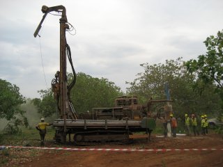 GRAPHITE GRADING Uranex’s geology team started the drilling programme in late October using a reverse- circulation drilling rig