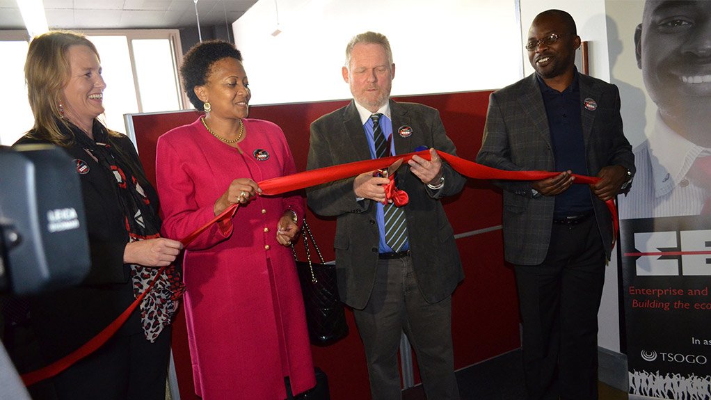 MEDO CEO Judi Sandrock, Mpumalanga MEC for Economic Development Yvonne Phosa, Minister of Trade and Industry Dr Rob Davies and Department of Science and Technology Deputy Minister Michael Masutha launching the MEDO ICT Incubator.
  