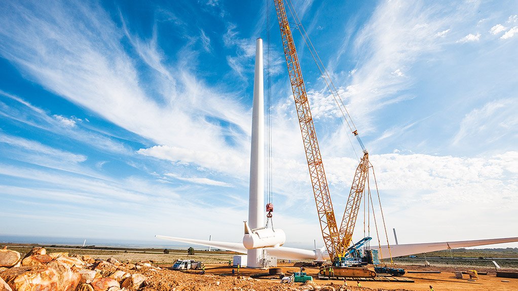 LIFTING THE NACELLE At 82 t, the nacelle is the heaviest component 