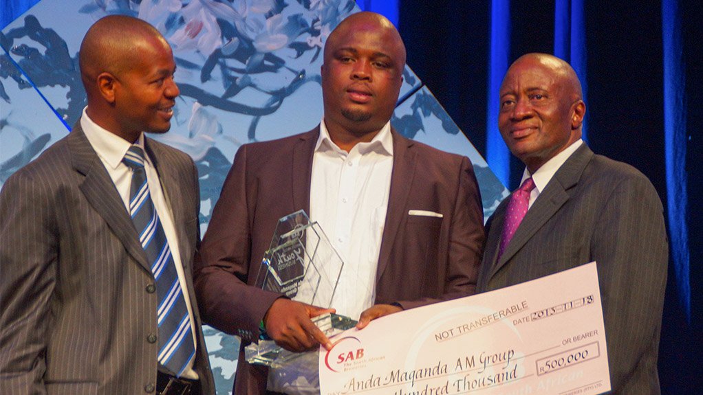 SAB KickStart 2013 winner Anda Maqanda (middle), with SAB executive director, Vincent Maphai (right) and guest speaker Given Mkhari (left) 