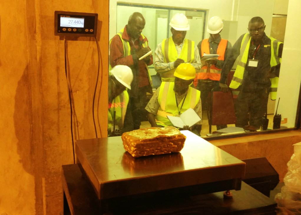 WEIGHING FIRST GOLD BAR
The first bar of gold produced at Kibali gold weighed over 27 kg
