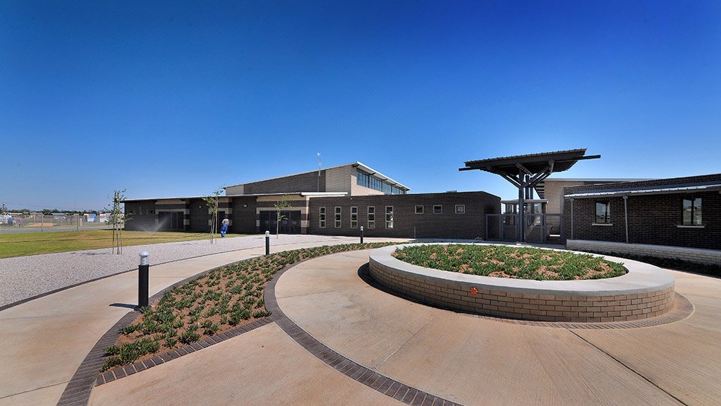 MULTIPURPOSE COMMUNITY CENTRE
The R26-million Harry Gwala multipurpose sports centre was constructed to provide community members in Sasolburg with suitable sports facilities
