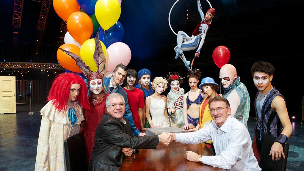 ENTERTAINING LOGISTICS
Cirque du Soleil CMO Mario D’Amico and DHL Express CEO Ken Allen sign the partnership agreement, with the cast of one of Cirque du Soleil’s Quidam shows looking on
