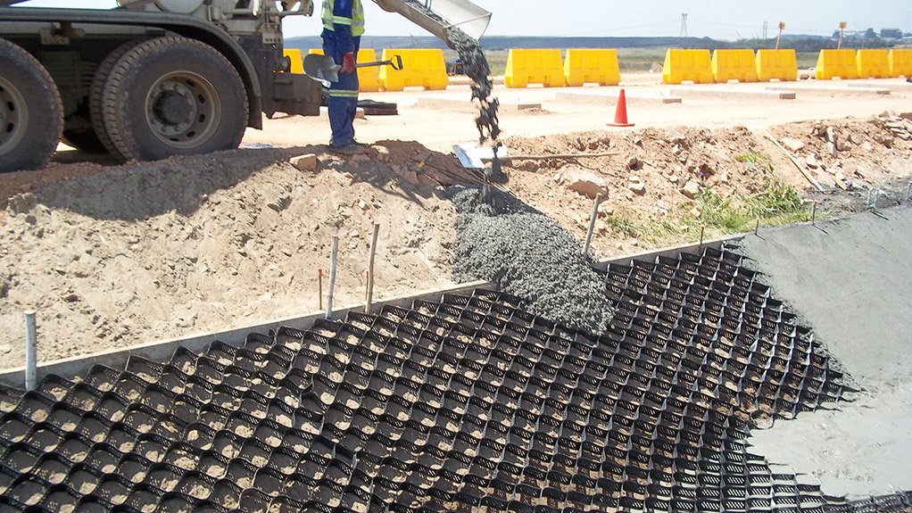 SUITABLE REINFORCEMENT
Kaytech’s 80 mm and 100 mm heavy-duty high-density polyethylene Geocells were specified to reinforce two storm water canals
