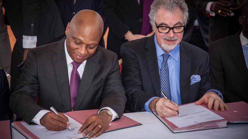 Côte d'Ivoire Minister of Industry and Mines Jean-Claude Brou and CEO of Endeavour Mining Neil Woodyer signing the Agbaou Mining Convention.