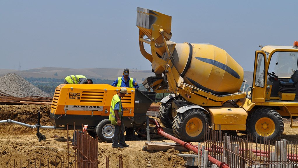 CONCRETE OPERATION
The Turbosol Beton Master pump and PMSA’s Fiori self-loading concrete mixer operate together on a project site in North Africa. 
