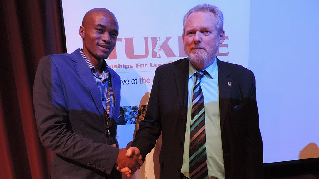 Dr Rob Davies with Itukise  participant Thuto Mapohoshe