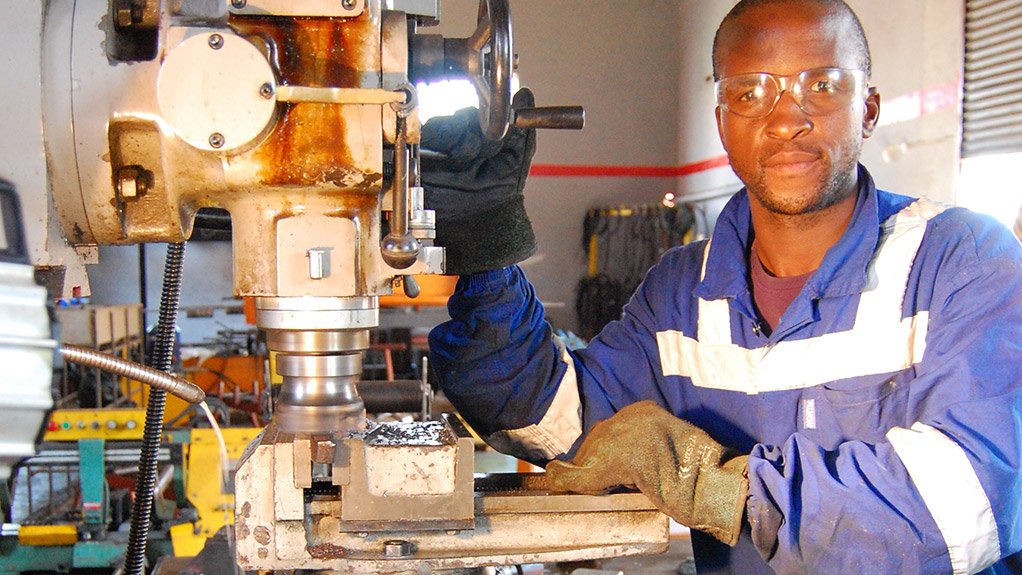 PRACTICAL UPSKILLING 
The Job Shop Project, based at Facon Engineering in the eMalahleni industrial zone, in Klarinet, aims to prioritise the upskilling in scarce and critical skills to influence the mining and manufacturing sectors
