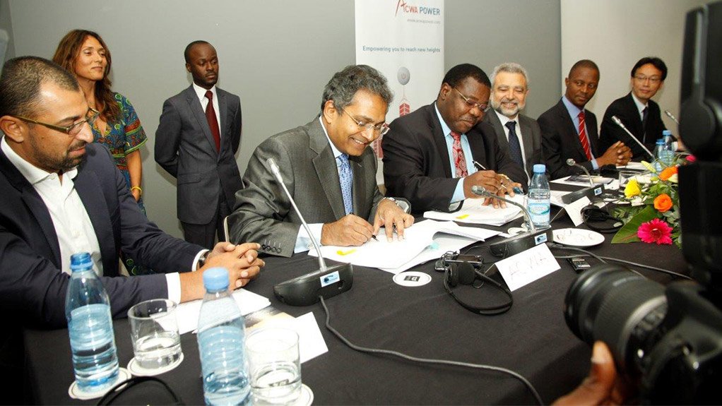 ACWA Power CE Paddy Padmanathan and Mozambican Energy Minister Salvador Namburete (centre) signing the official documents