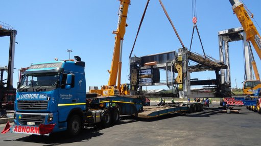 TEAMWORK
The 65 t container straddle carriers were loaded onto low-bed trailers using two mobile cranes
