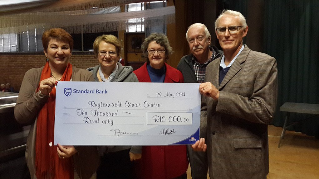 Androette Faure, partner & wife of Dealer, Margaret Olivier, Social Worker, Annette  Bekker, Manager of Centre, Kenny Traut,
Chairman of Centre’s Board and Chris Faure, Dealer Engen Montevista Convenience Centre.