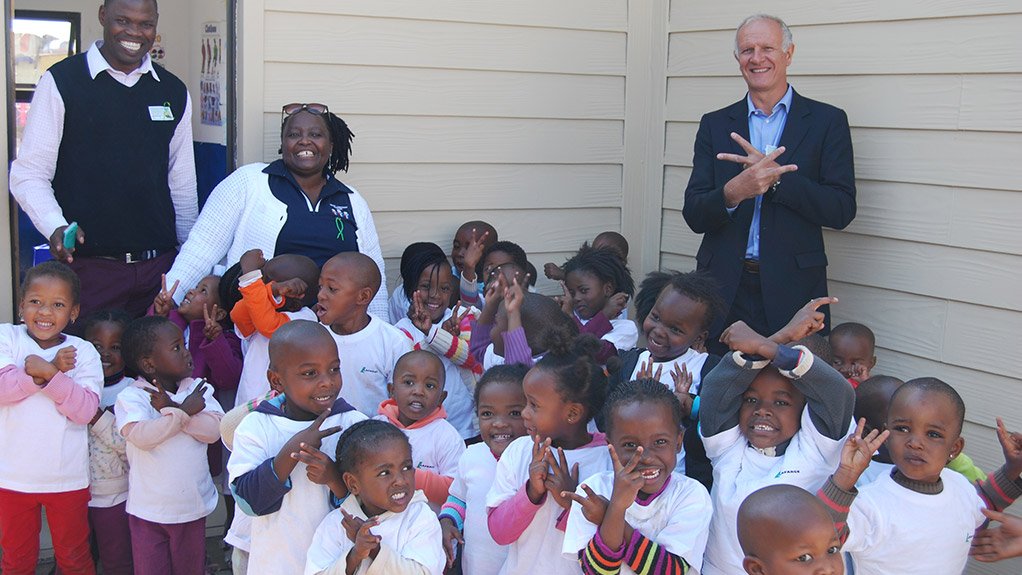 ZODWA LATOLA, JEAN-PAUL CROZE AND PRESCHOOL CHILDREN
Zodwa Latola, Jean-Paul Croze and some of the Breakthrough Centre children in front of the new structure