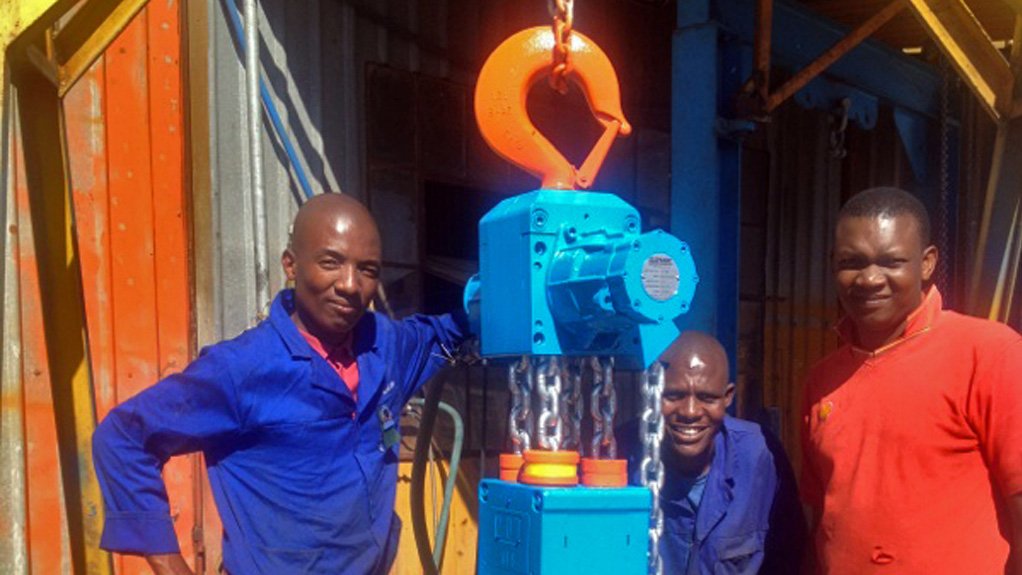 ATS 2000 staff with an INDU 25 t hoist that was shipped to the US earlier this year