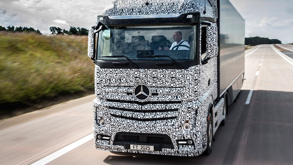Daimler unveils truck that drives itself, aims for 2025 market introduction
