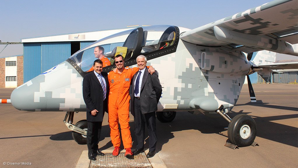 TEST TEAM
Paramount Group CEO John Craig, Ahrlac programme director Paul Potgieter Jr and Ahrlac MD Paul Potgieter with the aircraft