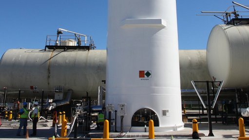 LIQUID NITROGEN VERTICAL STORAGE TANKS Two 250 000 ℓ liquid nitrogen vertical storage tanks have been supplied to industrial gas supplier Afrox