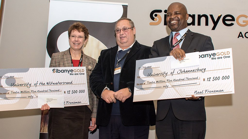 NOTEWORTHY DONATION
The universities of Johannesburg and the Witwatersrand have each received a R12.5-million donation from Sibanye Gold for use in mining and engineering education

