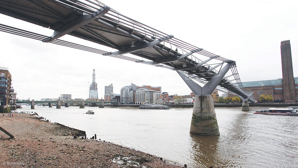 
IN THE SWING OF THINGS As the Millennium Bridge began to sway, people adjusted their footsteps to the rhythm of the bridge’s movements, inadvertently magnifying the footfall effect
