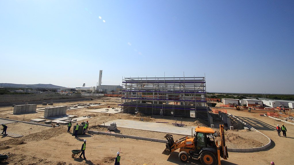 NEAR COMPLETION
Afrox’s R300-million, 150 t/d air separation unit in the Coega industrial development zone of the Eastern Cape, is more than 75% complete
