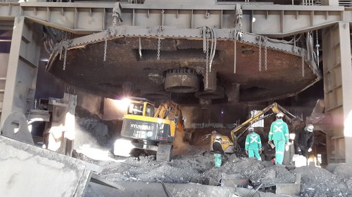 FURNACE DEMOLITION
Demolitions of a chrome mine furnace included lancing and removing the furnace trough and all furnace refractories
