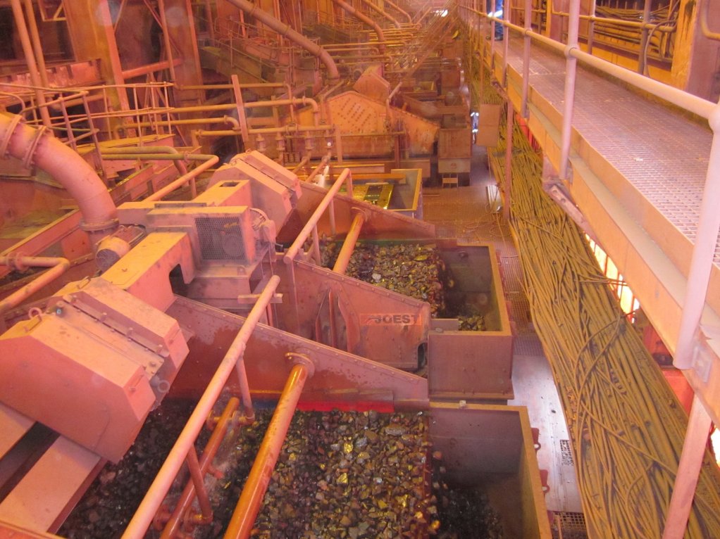 CONVEYOR PLANT
Operational characteristics must be matched throughout a plant to prevent misplacement of the receiving conveyor 
