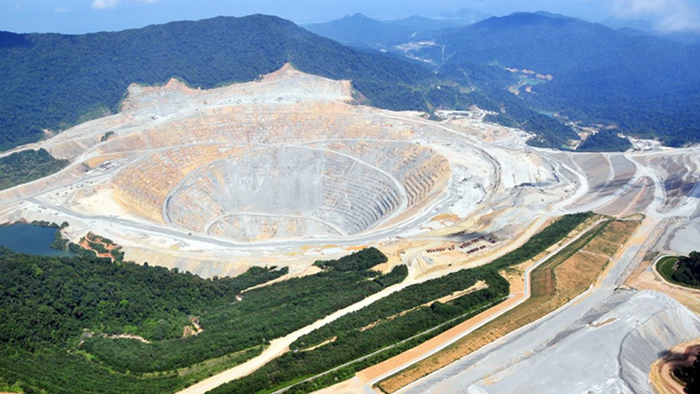 After receiving Indonesia permit, Newmont lifts 2014 outlook