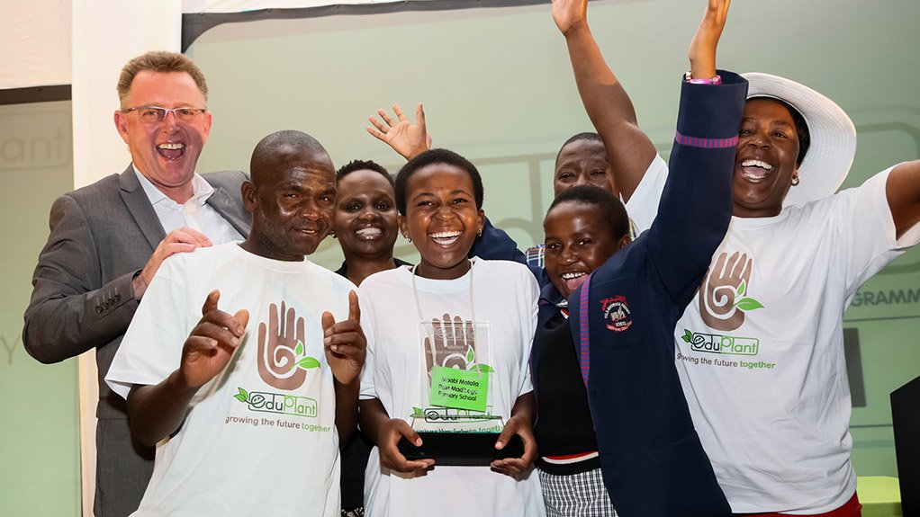 Caption:  Winners of the Mentoring Category, Pula Madibogo Primary School from Limpopo with EduPlant partners Engen, Woolworths Trust and Department of Agriculture, Forestry and Fisheries.