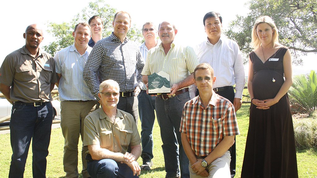 AWARD HANDOVER
Palabora Copper mining division GM Johan van Dyk with the client achievement award presented to it by Modular Mining Systems on October 29, 2014
