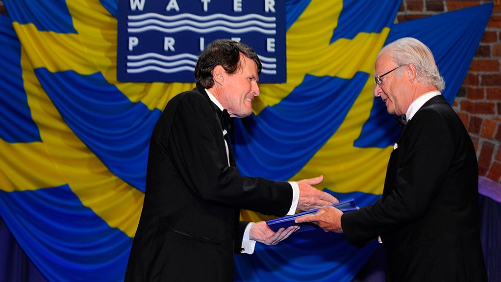 Professor John Briscoe receiving the 2014 Stockholm Water Prize from King Carl XVI Gustaf