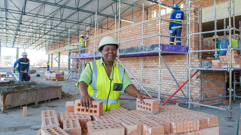 Eastern Cape’s largest mall exceeds jobs targets by 43% R1.7bn Baywest Mall on track for April 2015 opening