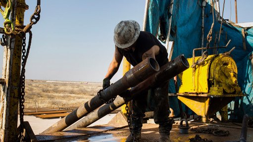 SHALE ROCK DRILLING, TEXAS
Hydraulic fracturing, which is now prominent in South Africa, is expected to start within 12 to 18 months
