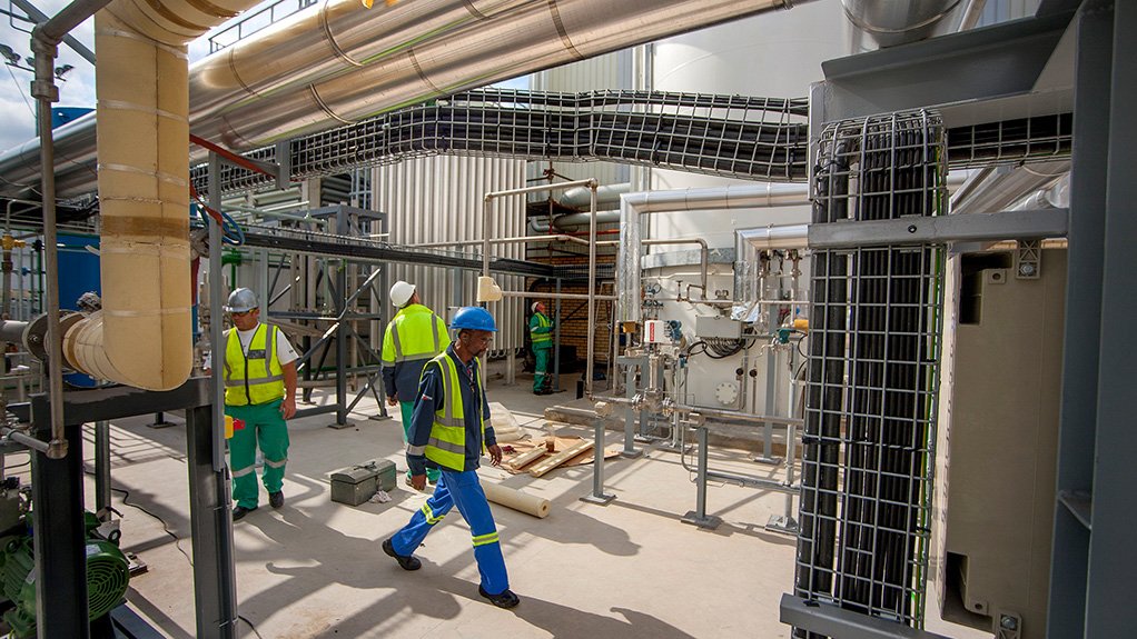SUCCESSFUL DELIVERY
Construction of the R300-million air separation unit started in May 2013, with the plant being commissioned in November 2014
