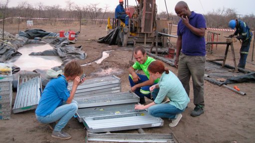 FOCUS SHIFT
Botswana Diamonds and Alrosa defined a new 2015 exploration programme for the PL206, PL207 and PL210 licence areas in the Orapa region in Botswana 
