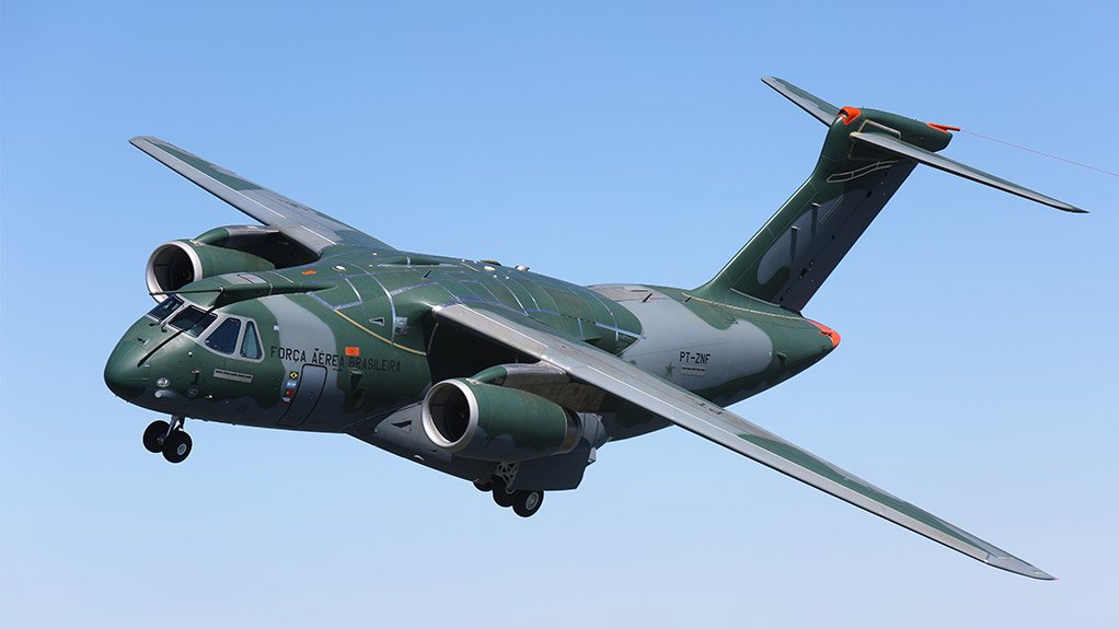 The KC-390 executes a turn