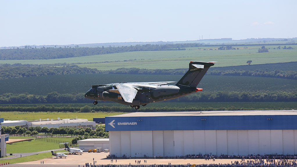 The KC-390 flies past the Gavião Peixoto plant
