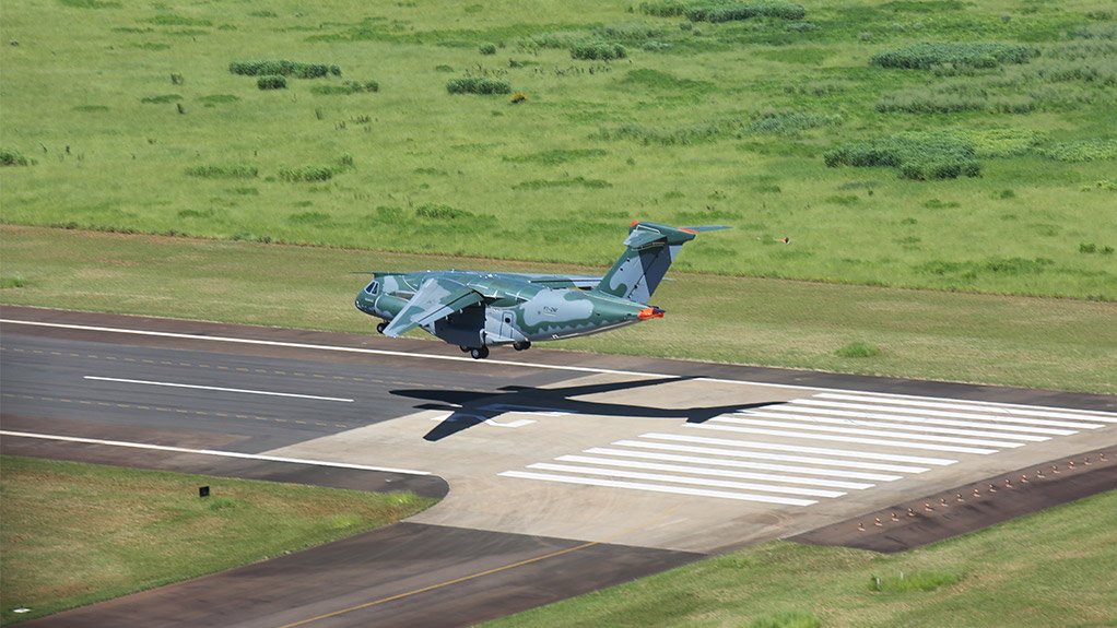 The KC-390 lands at the end of its first flight