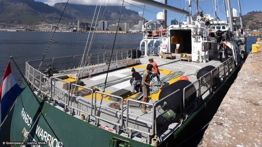 Greenpeace ship returns to SA, highlights solutions to electricity crisis