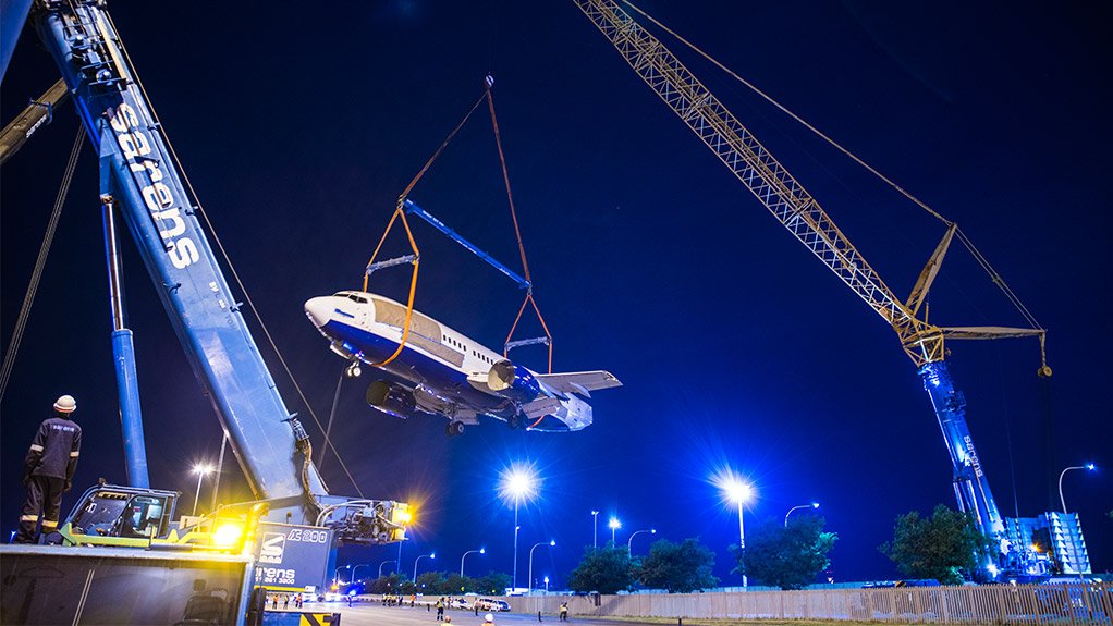 Sarens performs first Boeing 737-300 lift in South Africa.