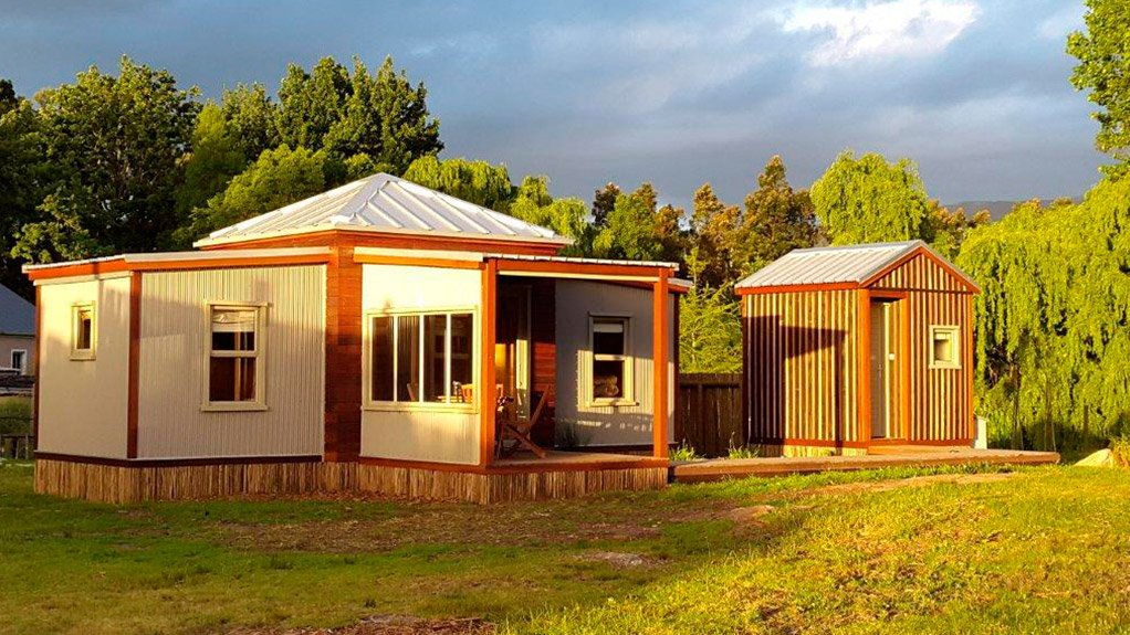 MODULAR DESIGN
The small cabin is premade in Rustic Homes’s factory in Elgin, about 70 km south-east of Cape Town
