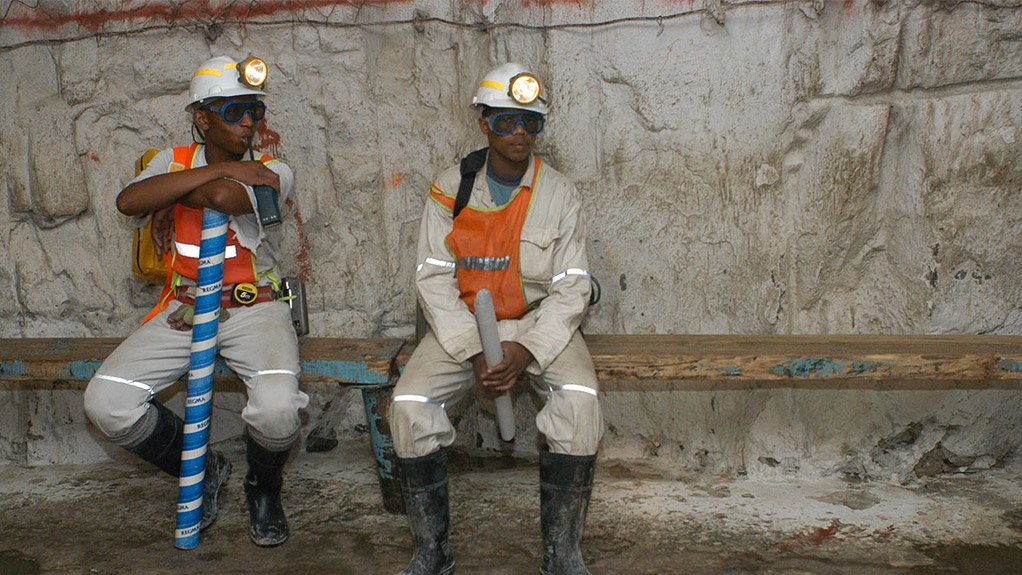A HELPING HAND
Gold majors are putting various measures in place to deal with the actions of unscrupulous lenders and the effect it has on vulnerable mineworkers