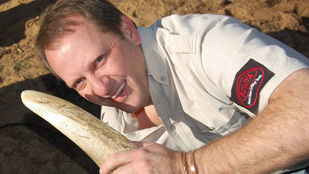 GERHARD STEENKAMP The first opportunity to extract a tusk from a live elephant occurred in 2010 
