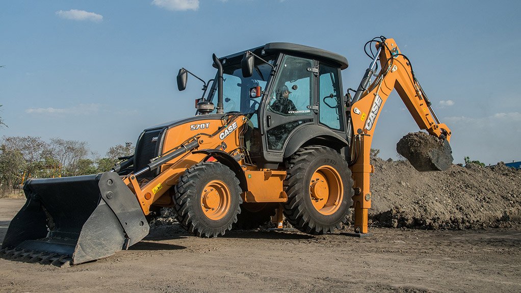 EFFICIENCY FOCUS
The turbocharged, four-cylinder FPT Industrial S8000 engine of the 570T backhoe loader delivers up to 86 hp and ensures reduced fuel consumption 
