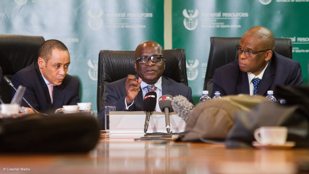 Minister Ngoako Ramatlhodi (centre), chamber's Mike Teke (left) and DMR DG Dr Thibedi Ramontja